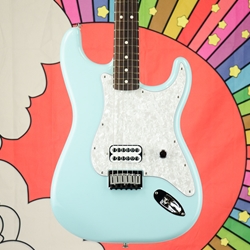 Fender Limited Edition Tom DeLonge Stratocaster, Rosewood Fingerboard, Daphne Blue, Deluxe Gig Bag 0148020304